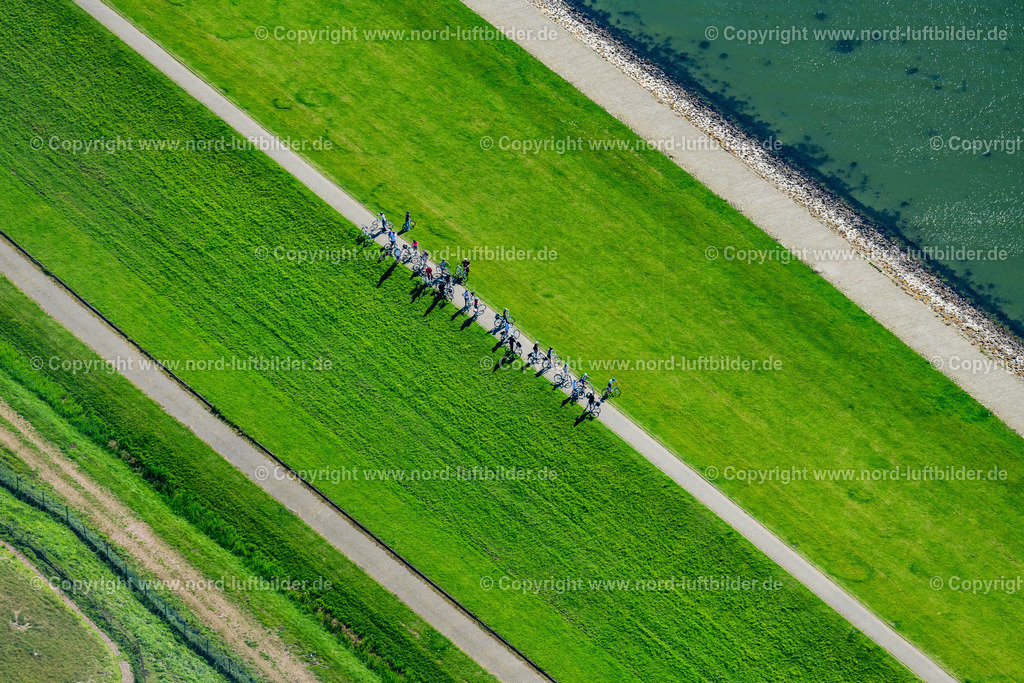 Norderney_Radfahrer_Auf_Dem_Deich_ELS_7670050923 | NORDERNEY 05.09.2023 Fahrradgruppe auf dem Außendeich auf der Insel Norderney im Bundesland Niedersachsen, Deutschlandd. // Fahrradgruppe auf der Aussendeich auf der Insel Norderney im Bundesland Niedersachsen, Deutschland. Foto: Martin Elsen