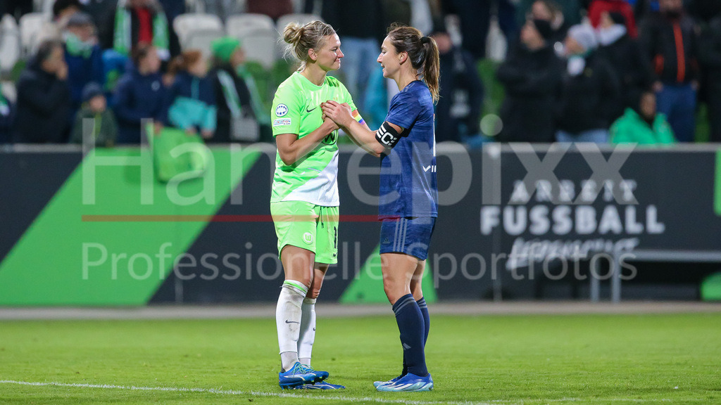 Fussball, UEFA Womens Champions League, VfL Wolfsburg - Paris FC | v.li.: Alexandra Popp (Alex Popp, VfL Wolfsburg, 11) wird von Gaetane Thiney (Paris FC, 17) getröstet, enttäuscht über die Niederlage, Enttäuschung nach dem Schlusspfiff, Abpfiff, Highlight, Verlierer, verloren, Frustration, pessimistisch,