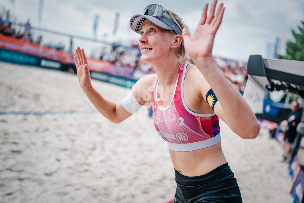 Beachvolleyball | Frauen | German Beach Tour 2024 | Tourstop Düsseldorf | 18.05.2024 | Marie Schieder läuft ins Stadion ein