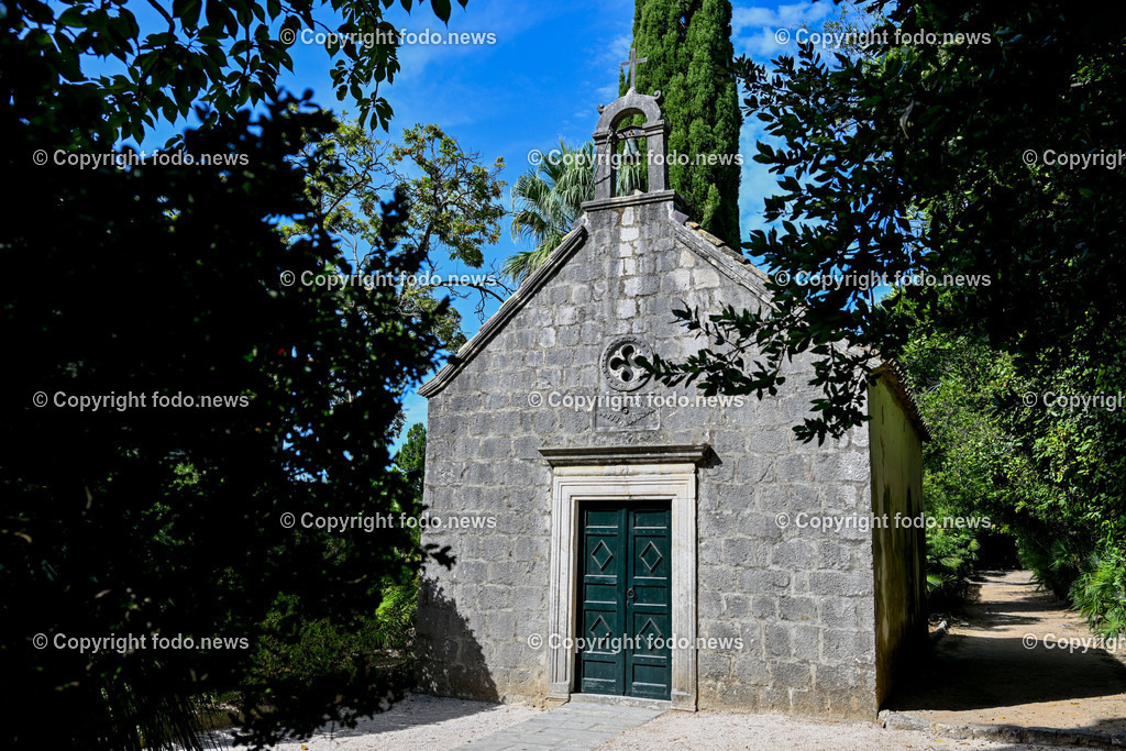 Arboretum von Trsteno_ Kroatien_ 11.10.2023-43 | 11.10.2023, Kroatien, HRV, Trsteno im Bild Arboretum, Trsteno, Hafen, Pflanzen, Brunnen, Neptunbrunnen, Wege, Palmen, Eukalyptus, Lorbeer, Kakteen, Zitrus, Oliven, Filmkulisse Game of Thrones

Das Arboretum von Trsteno befindet sich etwa 18 Kilometer nordwestlich der Stadt Dubrovnik im Sueden Kroatiens. Als einziges Arboretum an der oestlichen Adria-Kueste stellt es die aelteste Sammlung exotischer Baeume und Pflanzen des Landes dar.
Die Gartenanlage befindet sich entlang der Kuestenstraße zwischen den Ortschaften Orašac und Slano.
Quelle: Wikipedia