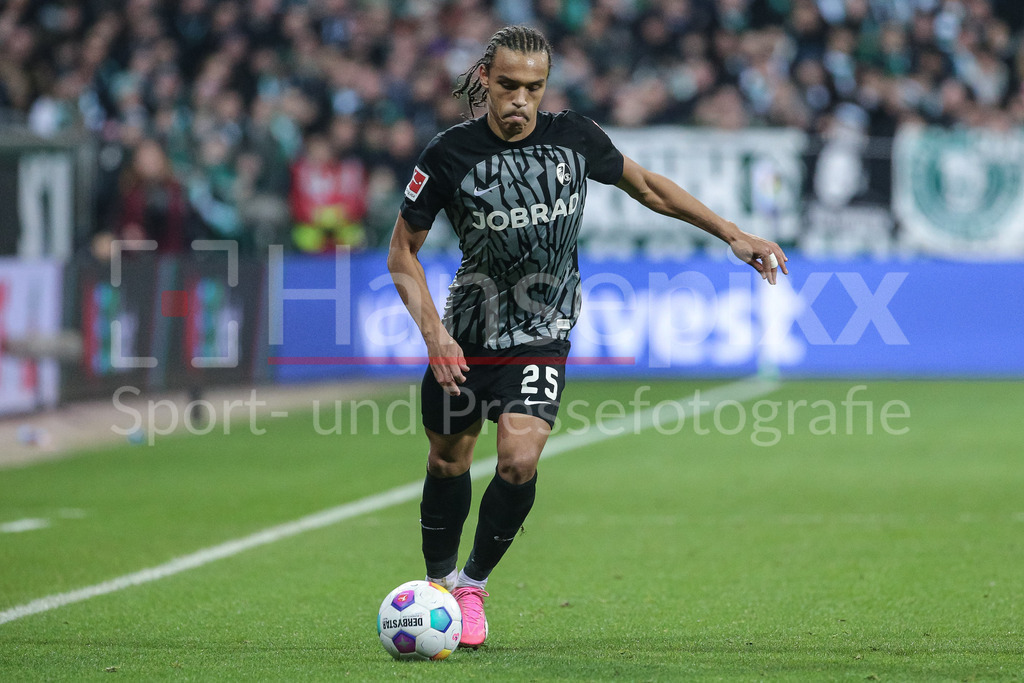 Fussball, Bundesliga, SV Werder Bremen - SC Freiburg | v.li.: Kiliann Sildillia (SC Freiburg, 25) am Ball, Freisteller, Einzelbild, Ganzkörper, Aktion, Action, Spielszene, DIE DFL-RICHTLINIEN UNTERSAGEN JEGLICHE NUTZUNG VON FOTOS ALS SEQUENZBILDER UND/ODER VIDEOÄHNLICHE FOTOSTRECKEN. DFL REGULATIONS PROHIBIT ANY USE OF PHOTOGRAPHS AS IMAGE SEQUENCES AND/OR QUASI-VIDEO.
