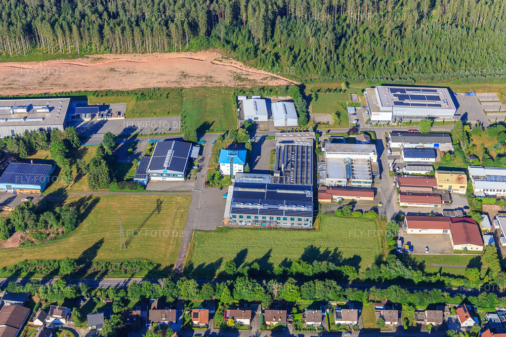Luftbild: AZ Armaturen GmbH, HENNgineered Mönchweiler GmbH & Co. KG und Hinzsch Schaumstofftechnik GmbH & Co. KG in Mönchweiler im Bundesland Baden-Württemberg in Deutschland.Foto: IMG_149212.jpg vom 29.06.2025 durch Werner Riehm/FLY-FOTO.deAZ Armaturen - Familiengeführter Partner der Industrie seit über 60 JahrenHENNgineered - HENN Connector GroupVerpackungen mit System - Hinzsch