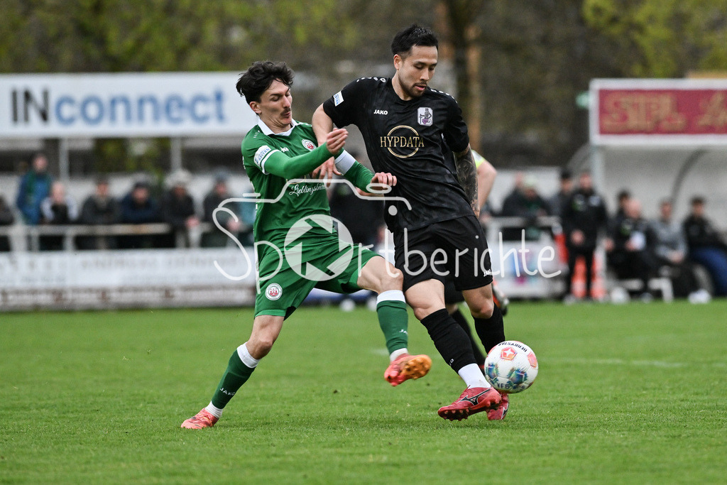 VfB Eichstätt - TSV Schwaben Augsburg | EICHSTÄTT, GERMANY - 14. APRIL: im Duell Jonas FRIES (VfB Eichstätt 22) und Achitpol KEEREEROM (TSV Schwaben Augsburg 29) während dem Match zwischen dem VfB Eichstätt und dem TSV Schwaben Augsburg am 19. Spieltag der Regionalliga Bayern im Hirsch Sportpark