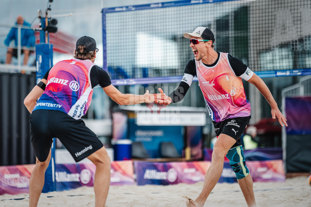 Beachvolleyball | Männer | German Beach Tour 2024 | Tourstop Bremen | 09.06.2024 | v.l. Paul Henning und Bennet Poniewaz jubeln und klatschen ein