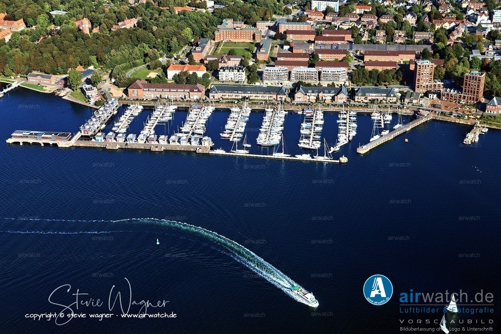 Luftbild Yachthafen Sonwik - Der Yachthafen Sonwik liegt am ehemaligen Marinestützpunkt Mürwik | Der Yachthafen Sonwik liegt am ehemaligen Marinestützpunkt Mürwik in Flensburg und bietet ein malerisches Ambiente mit traumhaftem Ausblick. Gemeinsam mit dem Förde Yachthafen verfügt er über 400 komfortable Liegeplätze für Yachten bis zu 100 Fuß Länge und 5 Meter Tiefgang, eine eigene Werft mit Kran sowie über 8.000 m² Winterlagerfläche.
