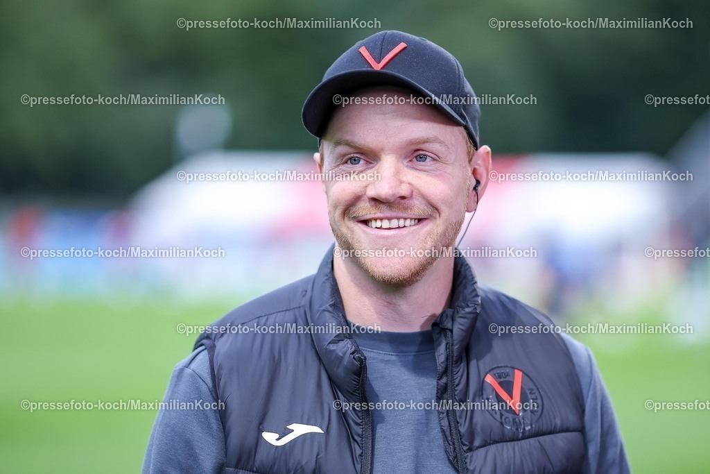 FCVK16092501018 | 16.09.2025, Fußball, FC Viktoria Köln – TSG 1899 Hoffenheim II, 3.Liga, Sportpark Höhenberg, Saison 2025 2026: Cheftrainer Marian Wilhelm (Viktoria Koeln #hc)  DFB regulations prohibit any use of photographs as image sequences and or quasi-video.