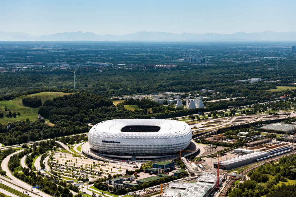 dr__0031519.jpg | MüNCHEN 09.08.2019 Sportstätten-Gelände der Arena des Stadion " Allianz Arena " an der Werner-Heisenberg-Allee in München im Bundesland Bayern, Deutschland. Weiterführende Informationen bei: ARUP,  Allianz Arena München Stadion GmbH,  Herzog & de Meuron,  IOM Ingenieurbüro Dipl.-Ing. Oliver Müschen,  R+R Fuchs PartGmbB, Beratender Ingenieur und Sachverständiger,  Sailer Stepan und Partner GmbH,  seele verwaltungs GmbH. Nur für redaktionelle Nutzung freigegeben ! // Sports facility grounds of the Arena stadium " Allianz Arena " on Werner-Heisenberg-Allee in Munich in the state Bavaria, Germany. Further information at: ARUP,  Allianz Arena Muenchen Stadion GmbH,  Herzog & de Meuron,  IOM Ingenieurbuero Dipl.-Ing. Oliver Mueschen,  R+R Fuchs PartGmbB, Beratender Ingenieur und Sachverstaendiger,  Sailer Stepan und Partner GmbH,  seele verwaltungs GmbH. Editorial use only ! Foto: Daniel Reiter