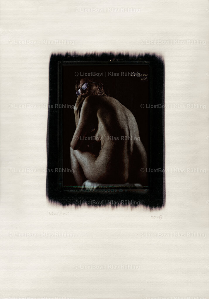 Le Penseur | Edited digital photographFrom the series ‘Museum pieces’, retelling of the "Thinker" by Rodin, 2025scan of  transfer print on Ingres paperWith BlodysnoopyRecommended material: Hahnemühle FineArt - Realisiert mit Pictrs.com