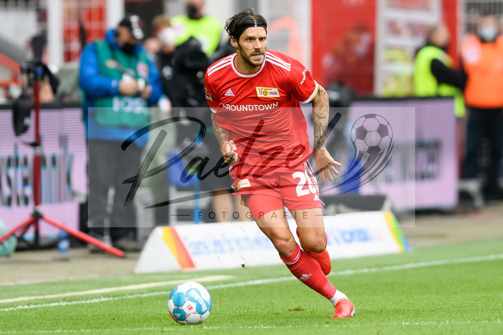 FCUBMG20210829_119 | Fussball, Herren: Christopher Trimmel (1.FC Union Berlin) in Aktion, am Ball, Einzelaktion beim Spiel der 1. Bundesliga zwischen 1. FC Union Berlin und Borussia Moenchengladbach im Stadion An der Alten Foersterei am 29.08.2021 in Berlin, Deutschland. - Realisiert mit Pictrs.com