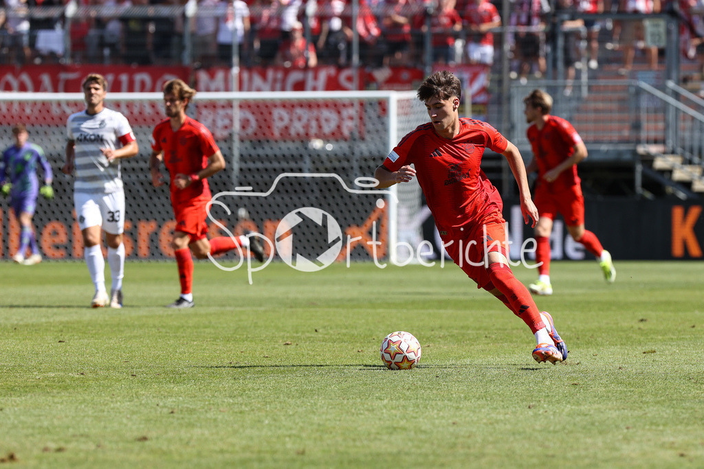 FC Würzburger Kickers - FC Bayern Amateure | Im Bild Javier FERNANDEZ GONZALEZ (FC Bayern München II #8) am Ball / Freisteller / Einzelfoto / Regionalliga Bayern: FC Würzburger Kickers - FC Bayern München II, AKON Arena am 24.08.2024