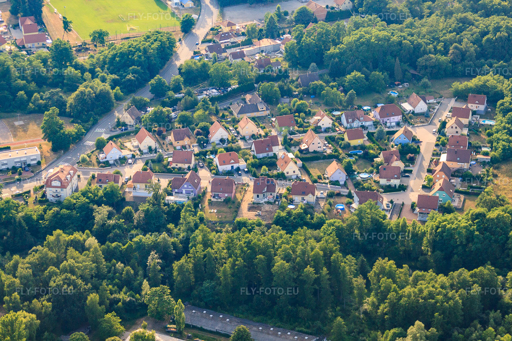 Vue aérienne: Rue Jean Valade à Bischwiller dans le département Bas Rhin, France.Photo: IMG_30441.jpg prise le 09/07/2010 par Werner Riehm/FLY-FOTO.euRésolution de l'original: 4752 x 3168 px