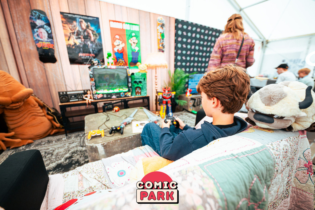 Tom Wenig -Comicpark ROS2026 SA-0261 | Hier findet ihr eure Fotografien und verschiedenste Motive zum Bestellen. - Realisiert mit Pictrs.com