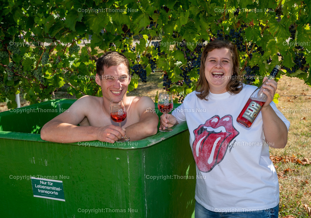 DSC_8838 | bss, Heppenheim, Winzerfestbeilage, Weingut Amthor, Abkühlung in der Weinbütte, Patrick und Barbara Amthor, , ,, Bild: Thomas Neu
