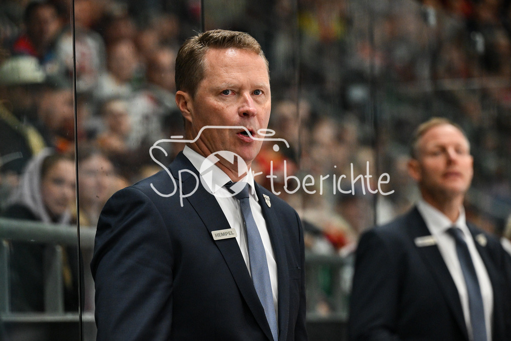 Augsburger Panther - Grizzlys Wolfsburg | im Bild Mike STEWART Cheftrainer Grizzlys Wolfsburg / Einzelfoto / Freisteller / DEL: Augsburger Panther - Grizzlys Wolfsburg; Curt Frenzel Stadion am 10.10.2025