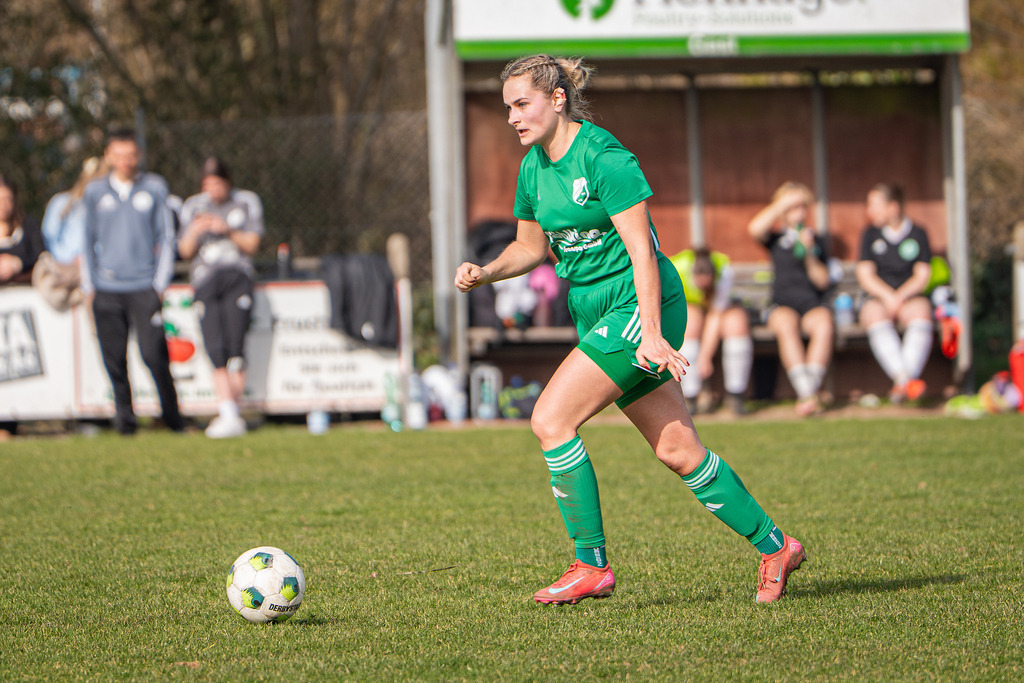 Fußball I Frauen I Saison 2025-2026 I Oberliga Niedersachsen I 15. Spieltag I TuS Lutten - FC Jesteburg-Bendestorf I 6567 | jns.sportfotos - Realisiert mit Pictrs.com