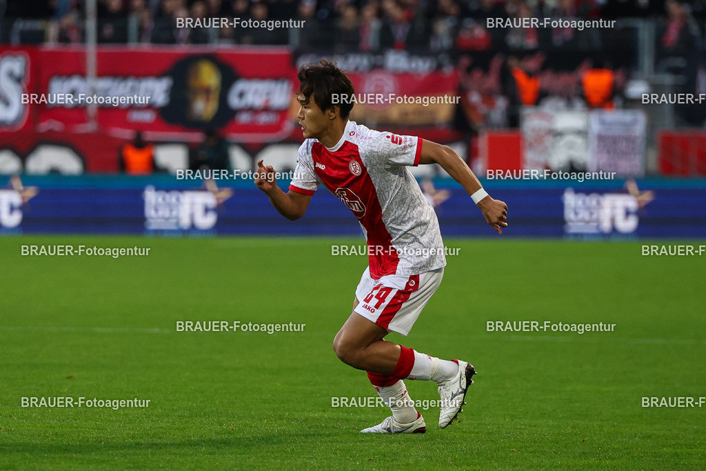Rot-Weiss Essen - 1.Fc Schweinfurt | Essen, Deutschland, 02.11.2025 Kaito Mizuta  (Rot-Weiss Essen) schautwährend des 3.Liga Spiels zwischen  Rot-Weiss Essen und 1.Fc Schweinfurt am 02.11.2025 im Stadion an der Hafenstraße in Essen. (Foto von Timo Bluhmki-Schmidt/Brauer Fotoagentur