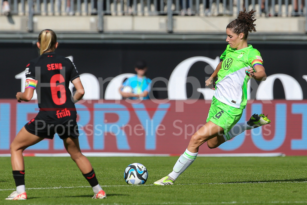 Fussball, Google Pixel Frauen-Bundesliga, VfL Wolfsburg - Bayer 04 Leverkusen | v.li.: Dominique Janssen (VfL Wolfsburg, 6) am Ball, Einzelbild, Ganzkörper, Aktion, Action, Spielszene, DIE DFB-RICHTLINIEN UNTERSAGEN JEGLICHE NUTZUNG VON FOTOS ALS SEQUENZBILDER UND/ODER VIDEOÄHNLICHE FOTOSTRECKEN. DFB REGULATIONS PROHIBIT ANY USE OF PHOTOGRAPHS AS IMAGE SEQUENCES AND/OR QUASI-VIDEO.