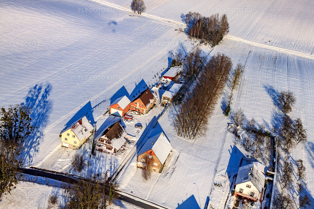 Vue aérienne: Rue de l'Église en hiver, sous la neige venue du nord à Eberbach-Seltz dans le département Bas Rhin, France – .Photo: IMG_36223.jpg prise le 02/01/2011 par Werner Riehm/FLY-FOTO.eu – Résolution de l'original: 4752 x 3168 px