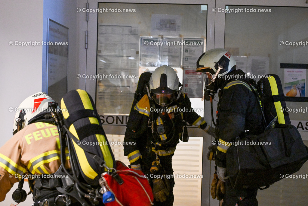 Krankenhaus der Barmherzigen Brueder_ Katastrophenuebung_ 12.06.2024-13 | 12.06.2024, Linz, AUT, Krankenhaus der Barmherzigen Brueder, Katastrophenuebung, im Bild Einsatzkraefte, Rettung der Patienten und Besucher, Feuerwehr, Aerzte, Personal