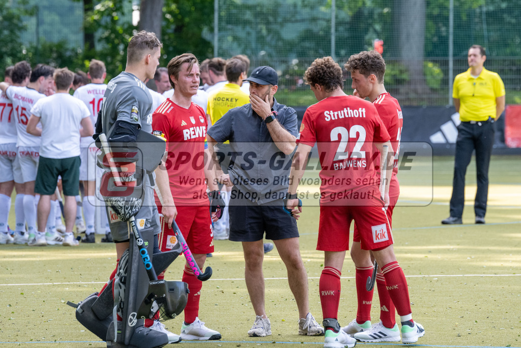 SFE_20240511_0152 | Köln, Deutschland, 11.05.2024:  in Aktion waehrend des Spiels der Feldhockey 1. Bundesliga Herren zwischen VF 2/2 Crefelder HTC - Rot Weiss Köln im KTHC Stadion Rot-Weiss Köln Tennis and Hockey Club am 11.05.2024 in Köln, Deutschland. (Foto von Stephan Fehrmann)

Köln, Germany, 11.05.2024:  in action during the game of Feldhockey 1. Bundesliga Herren between VF 2/2 Crefelder HTC - Rot Weiss Köln in KTHC Stadion Rot-Weiss Köln Tennis and Hockey Club at 11.05.2024 in Köln, Deutschland. (Foto from Stephan Fehrmann)