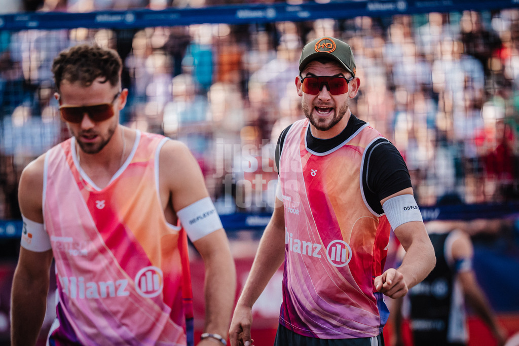 Beachvolleyball | Männer | Deutsche Meisterschaften 2025 Timmendorfer Strand | 05.09.2025 | v.l. Jonas Sagstetter kriegt Anweisungen von Benedikt Sagstetter
