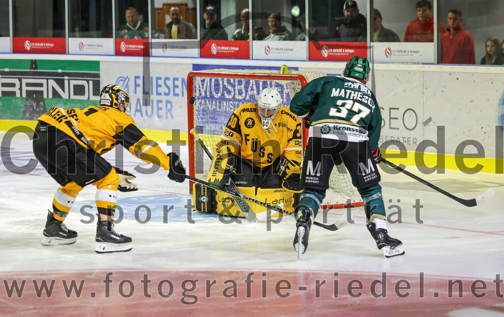 2025-08-22_022_TSV_Erding_gegen_EV_Fuessen | Erding, Deutschland, 22.08.2025:Eishockey, Oberliga Süd 2025 / 2026, Testspiel, TSV Erding gegen EV Füssen, Endergebnis: 1:4Torwart Timotej Pancur (EV Füssen, #30), Thomas Matheson (Erding Gladiators, #37)Foto: Christian Riedel / fotografie-riedel.net