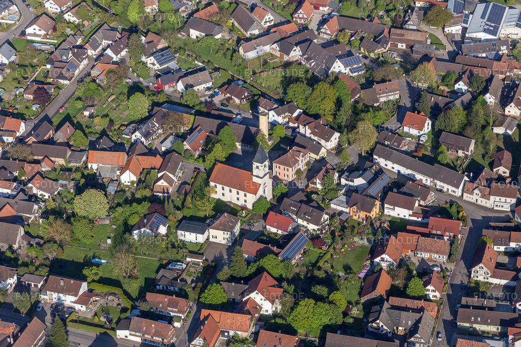 Luftbild: Kirche der Evangelischen Kreuzgemeinde im Ortsteil Scherzheim in Lichtenau im Bundesland Baden-Württemberg in Deutschland. Foto: IMG_099091.jpg vom 23.04.2017 durch Werner Riehm/FLY-FOTO.de