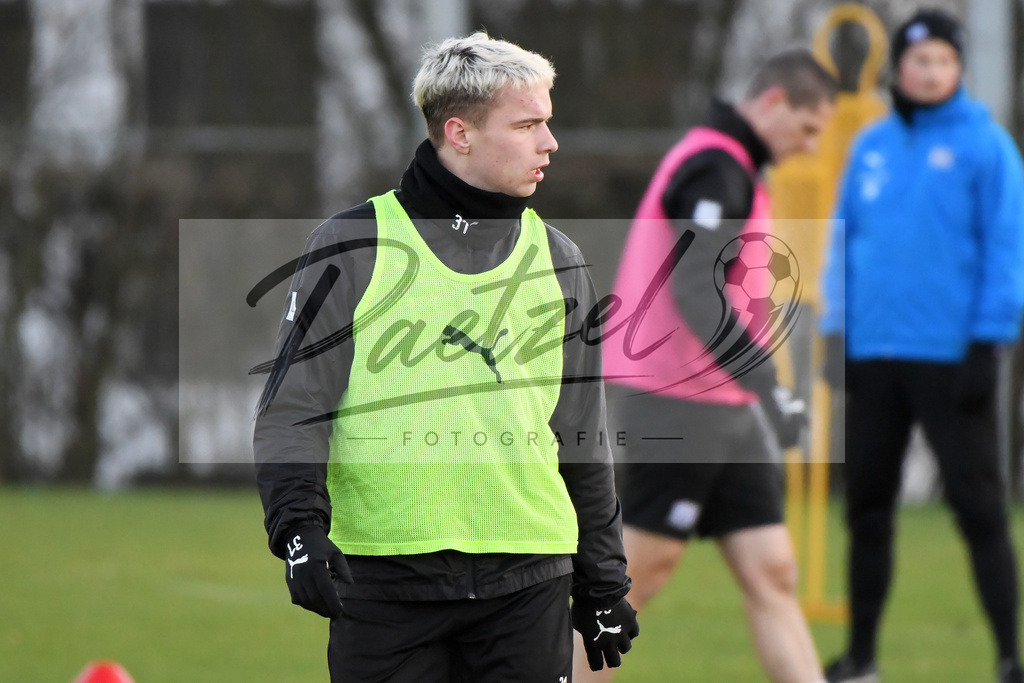 20200121_TRAOSN_0025 | Fußball, Herren: Niklas Schmidt (VfL Osnabrück) schaut beim Training des VfL Osnabrück am 21.01.2020 im Sportpark Illoshöhe in Osnabrück, Deutschland.(Foto von Nico Paetzel) - Realisiert mit Pictrs.com