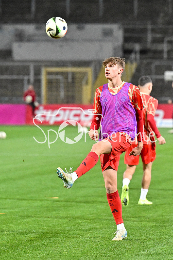FC Bayern Amateure - TSV Schwaben Augsburg | im Bild Guido DELLA ROVERE (FC Bayern München II #11) beim warmmachen vor der Partie / Ball / Regionalliga Bayern: FC Bayern Muenchen II - TSV Schwaben Augsburg, Gruenwalder Stadion am am 25.10.2024