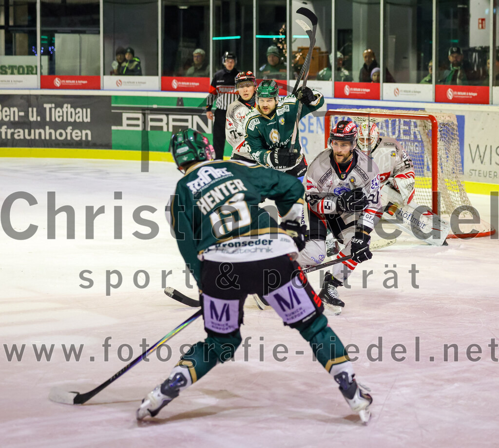2025-12-14_138_TSV_Erding_gegen_ECDC_Memmingen_Indians | Erding, Deutschland, 14.12.2025:Eishockey, Oberliga Süd 2025 / 2026, 26. Spieltag, TSV Erding gegen ECDC Memmingen Indians, Endergebnis: 1:2Foto: Christian Riedel / fotografie-riedel.net