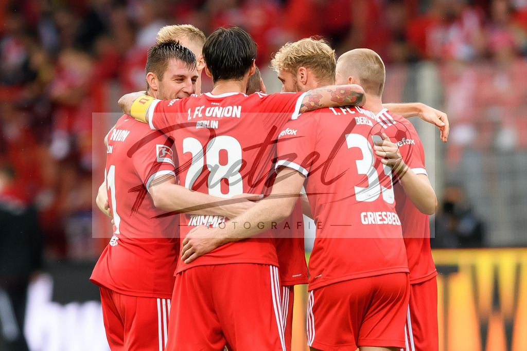FCUBMG20210829_069 | Fussball, Herren: . Spieler vom 1. FC Union Berlin Schlussjubel, jubeln nach dem 2:1 Sieg beim Spiel der 1. Bundesliga zwischen 1. FC Union Berlin und Borussia Moenchengladbach im Stadion An der Alten Foersterei am 29.08.2021 in Berlin, Deutschland. - Realisiert mit Pictrs.com