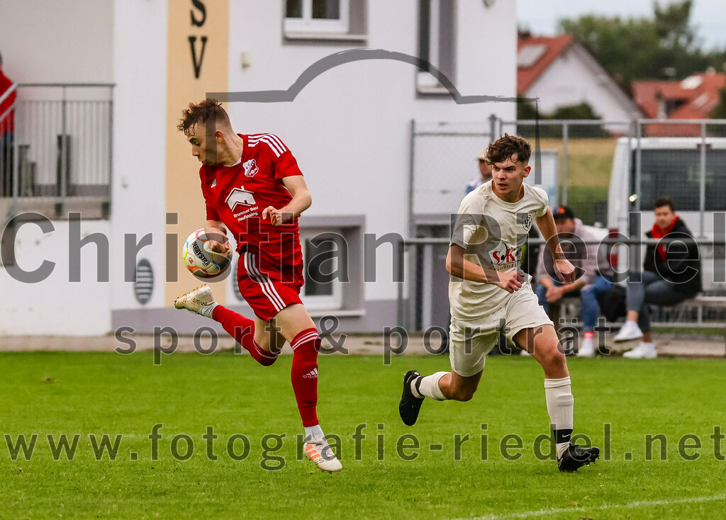 2023-08-04_077_SV_Walpertskirchen_gegen_FC_Finsing | Walpertskirchen, Deutschland, 04.08.2023:
Fußball, Kreisliga 2023 / 2024, 2. Spieltag, SV Walpertskirchen gegen FC Finsing, Endergebnis: 3:3

Florian Hölzl (FC Finsing, #10), Tobias Rauch (SV Walpertskirchen, #42)

Foto: Christian Riedel / fotografie-riedel.net