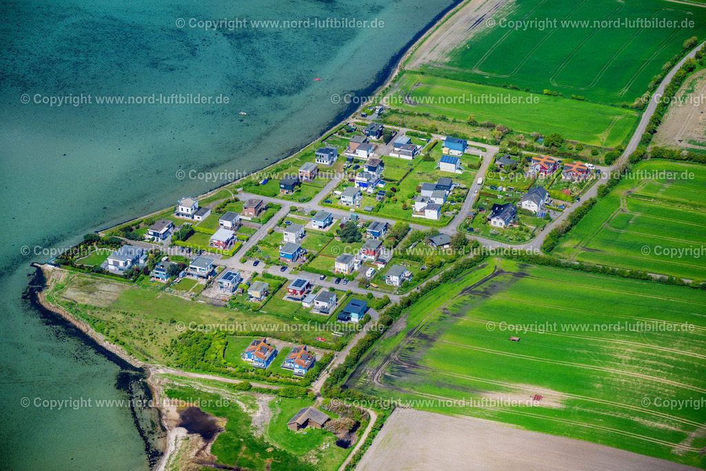 Fehmarn_Westerberg_Ort_ELS_0271010524 | FEHMARN 01.05.2024 Ortsansicht an der Meeres-Küste " Westerberg Ort " an der Straße Westerbergen-Feriensiedlung im Ortsteil Westerberg Ort in Fehmarn auf der Insel Fehmarn im Bundesland Schleswig-Holstein, Deutschland. // Townscape on the seacoast " Westerberg Ort " on street Westerbergen-Feriensiedlung in the district Westerberg Ort in Fehmarn on the island on street Westerbergen-Feriensiedlung of Fehmarn in the state Schleswig-Holstein, Germany. Foto: Martin Elsen