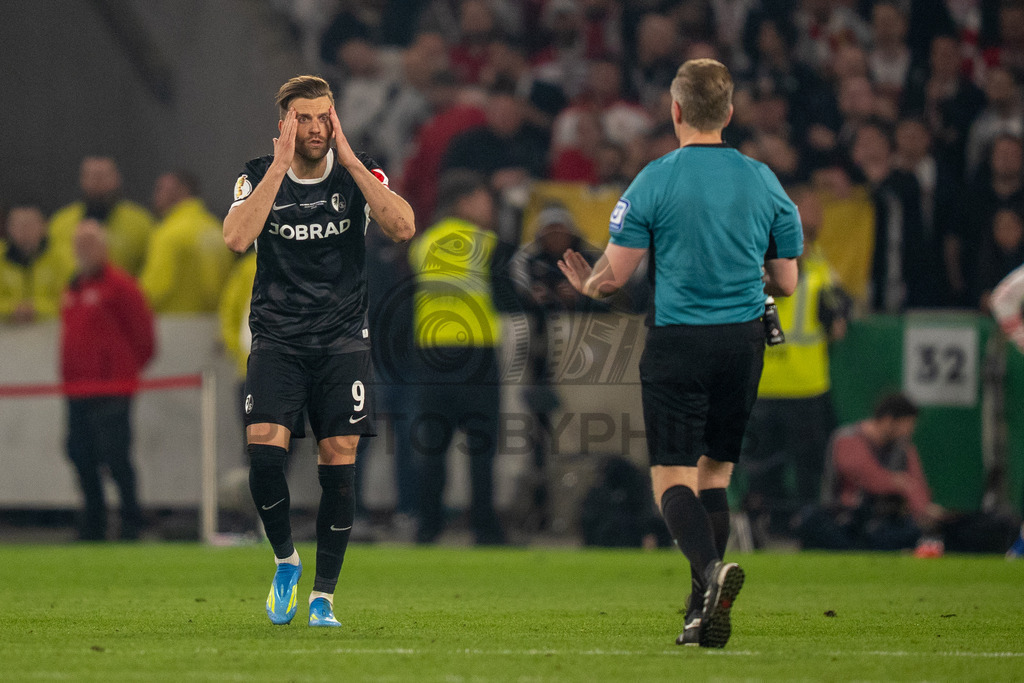 VfB Stuttgart vs. SC Freiburg, Fussball, DFB-Pokal, Halbfinale, 23.04.2026 | Lucas Hoeler (SC Freiburg, #09) ist unzufrieden mit der Entscheidung von Schiedsrichter Tobias Welz,VfB Stuttgart vs. SC Freiburg, Fussball, DFB-Pokal, Halbfinale, 23.04.2026DFB regulations prohibit any use of photographs as image sequences and/or quasi-video