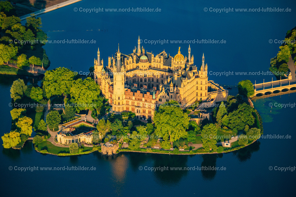 Schwerin_Schweriner_Schloss_ELS_4296100822 | SCHWERIN 10.08.2022 Kuppeltürme des Schweriner Schloßes und der Schloßkirche am Schlossgarten, dem Sitz des Landtages in der Landeshauptstadt von Mecklenburg-Vorpommern. Weiterführende Informationen bei: Landtages Mecklenburg-Vorpommern,  Staatliche Schlösser, Gärten und Kunstsammlungen M-V,  Staatliches Museum Schwerin/ Ludwigslust/ Güstrow. // Schwerin Castle in the state capital of Mecklenburg-Western Pomerania. Further information at: Landtages Mecklenburg-Vorpommern,  Staatliche Schloesser, Gaerten und Kunstsammlungen M-V,  Staatliches Museum Schwerin/ Ludwigslust/ Guestrow. Foto: Martin Elsen