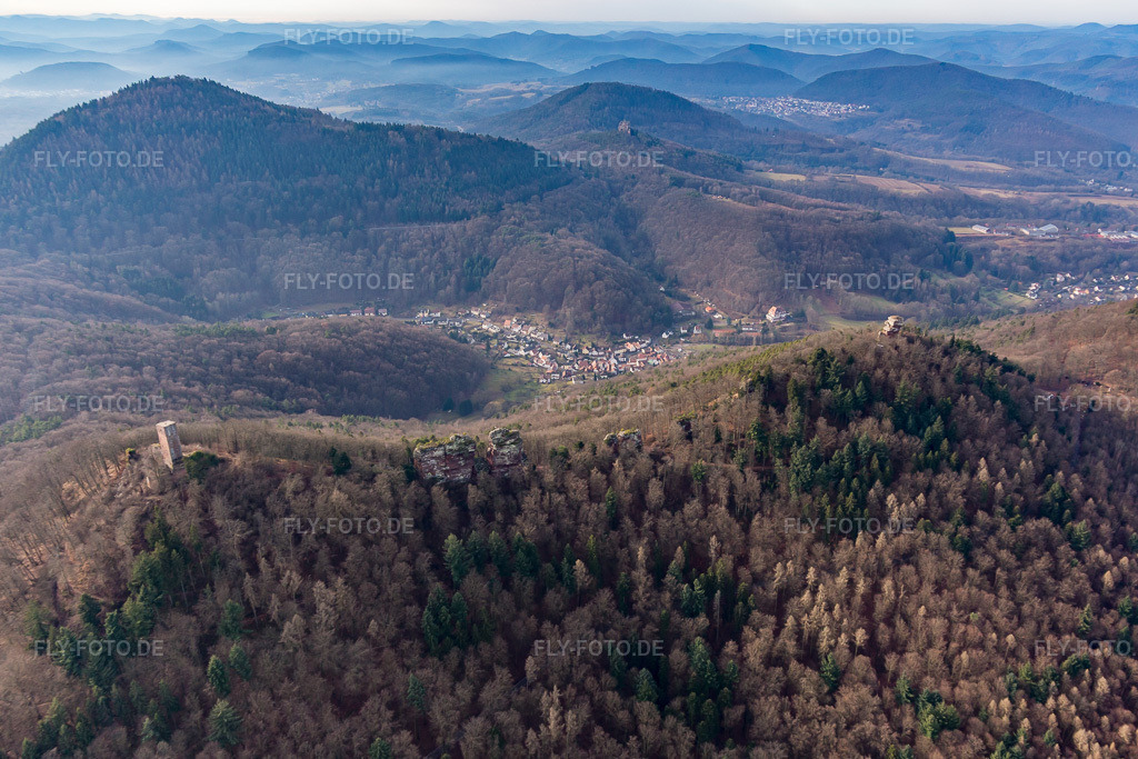 Luftbild: Burgruinen Anebos Jungturm und Scharfenberg in Leinsweiler im Bundesland Rheinland-Pfalz in Deutschland. Foto: IMG_096492.jpg vom 02.02.2017 durch Werner Riehm/FLY-FOTO.de