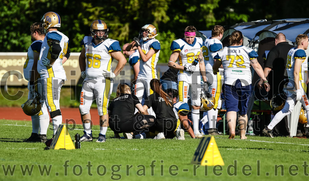 2022-05-14_135_Erding_Bulls_gegen_Munich_Cowboys_2 | Erding, Deutschland, 14.05.2022:
Fußball, Regionalliga 2022, 3. Spieltag, Erding Bulls gegen Munich Cowboys 2, Endergebnis: 20:30

Matthäus Mederer (Erding Bulls, #56), Philipp Steigele (Erding Bulls, #84)

Foto: Christian Riedel / fotografie-riedel.net