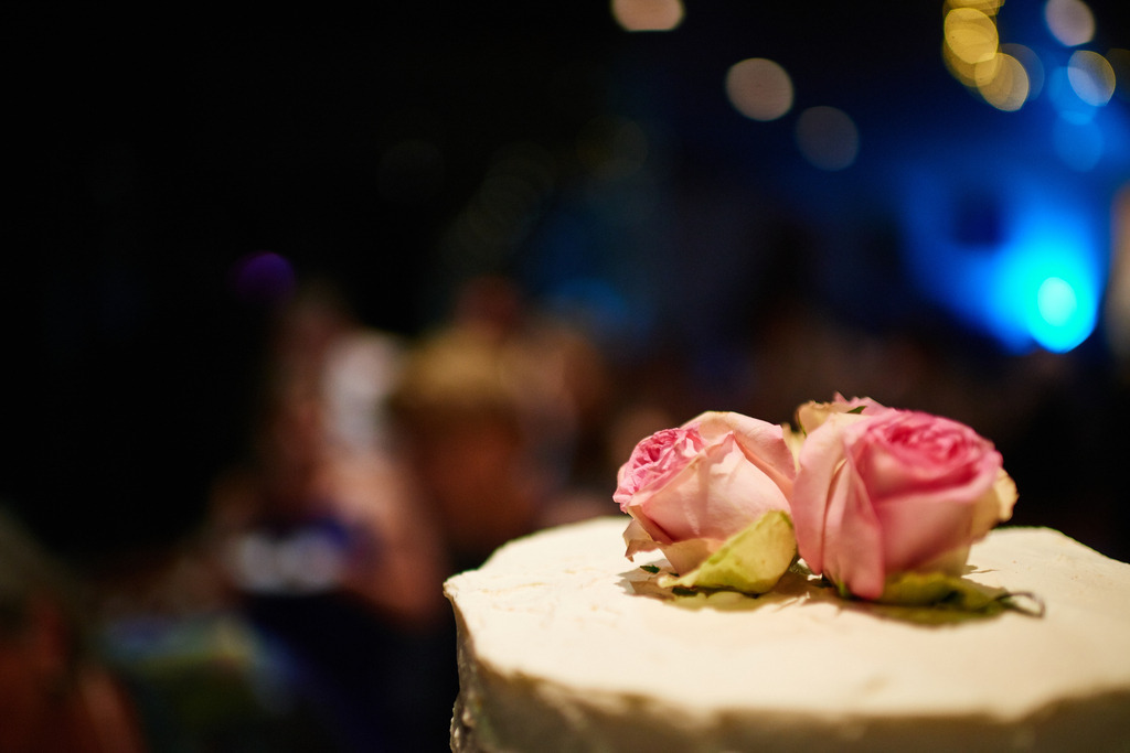 Zwei rote Rosen auf einer Hochzeitstorte | Austria - July 13, 2018: Zwei rote Rosen auf einer Hochzeitstorte. - Realisiert mit Pictrs.com