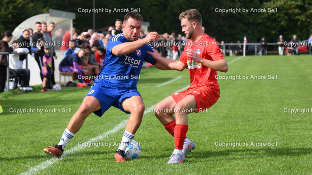SpVg Eidertal Molfsee vs Inter Türkspor Kiel | Kristof Koop (Molfsee #10) vs Till Börner (Inter #15) / Fußball-Landesliga Schleswig Männer 2026/2027 / SpVg Eidertal Molfsee vs Inter Türkspor Kiel / Platz A / Molfsee / 03.10.26 - Realisiert mit Pictrs.com