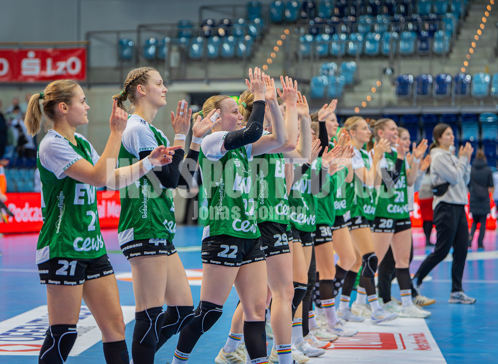 Handball I Frauen I Saison 2025-2026 I 1. HBF I 15. Spieltag I VFL Oldenburg - SV Union Halle-Neustadt 0115 | Applaus für die Fans der VfL Oldenburg Frauen - Realisiert mit Pictrs.com