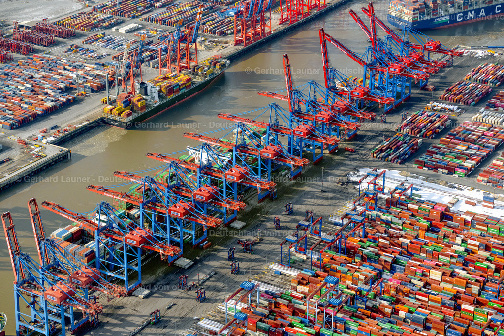 4044616 | HAMBURG 14.02.2021 Container und Containerschiffe am Kai der HHLA Logistics Container Terminal Burchhardkai und Waltershofer Hafen im Eurogate Container Terminal des Hamburger Hafens in Hamburg. Weiterführende Informationen bei: EUROGATE GmbH & Co. KGaA, KG,  Hafen Hamburg Marketing e.V. (HHM),  Hamburger Hafen und Logistik Aktiengesellschaft,  hamburg.de GmbH & Co. KG. // Container and container ships at berth HHLA Logistics Container Terminal Burchhardkai and Walter Hofer Euro Gate Container Terminal in the Port of Hamburg harbor in Hamburg. Further information at: EUROGATE GmbH & Co. KGaA, KG,  Hafen Hamburg Marketing e.V. (HHM),  Hamburger Hafen und Logistik Aktiengesellschaft,  hamburg.de GmbH & Co. KG. Foto: Gerhard Launer