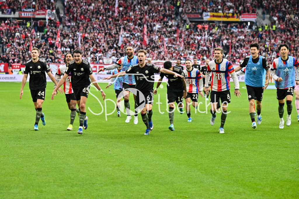 SC Freiburg - FC Bayern München | FREIBURG, GERMANY - 04. APRIL: die Spieler der Gäste feiern zusammen mit den Fans den 2-3 Auswärtssieg in Freiburg während dem Bundesligamatch zwischen dem SC Freiburg und dem FC Bayern München am 28. Spieltag im Europa-Park Stadion / DFL REGULATIONS PROHIBIT ANY USE OF PHOTOGRAPHS AS IMAGE SEQUENCES AND/OR QUASI-VIDEO / Josip STANISIC (FC Bayern Munich 44), Aleksandar PAVLOVIC (FC Bayern Munich 45), Joshua KIMMICH (FC Bayern Munich 6), Leon GORETZKA (FC Bayern Munich 8)