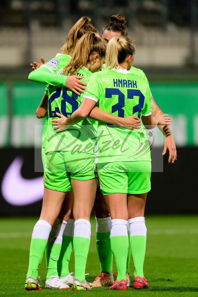 WOBSER20211013_030 | Fussball, Frauen: Tabea Wassmuth (VfL Wolfsburg) Torjubel, jubelt mit ihrer Mannschaft nach dem Treffer zum 3:0 beim Spiel der UEFA Women´s Champions League zwischen VfL Wolfsburg und Servette FC im AOK-Stadion am 13.10.2021 in Wolfsburg, Deutschland. - Realisiert mit Pictrs.com