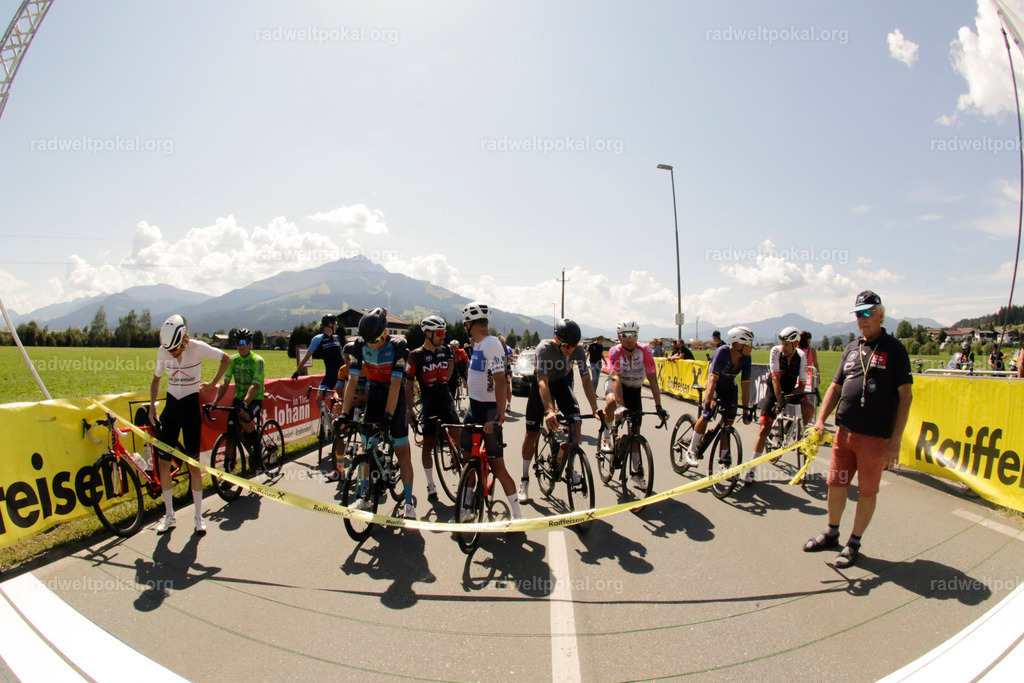 591_20230817_Bewerb_Maenner_Muehlanger | AUT - OESTERREICH, 2023-08-16: SPORT RENNRAD-FAHREN - 55. INTERNATIONALER RADWELTPOKAL IN ST. JOHANN IN TIROL  - Vintage-Radrennen mit WM-Bronze-Medaillen-Siegerin Christina Schweinberger, den Teilnehmer und Alexander Baumann (vom Orginastions-Team) - TAG 2 BEWERB MAENNER IN SECHS GRUPPEN  ; Foto: Roland Muehlanger