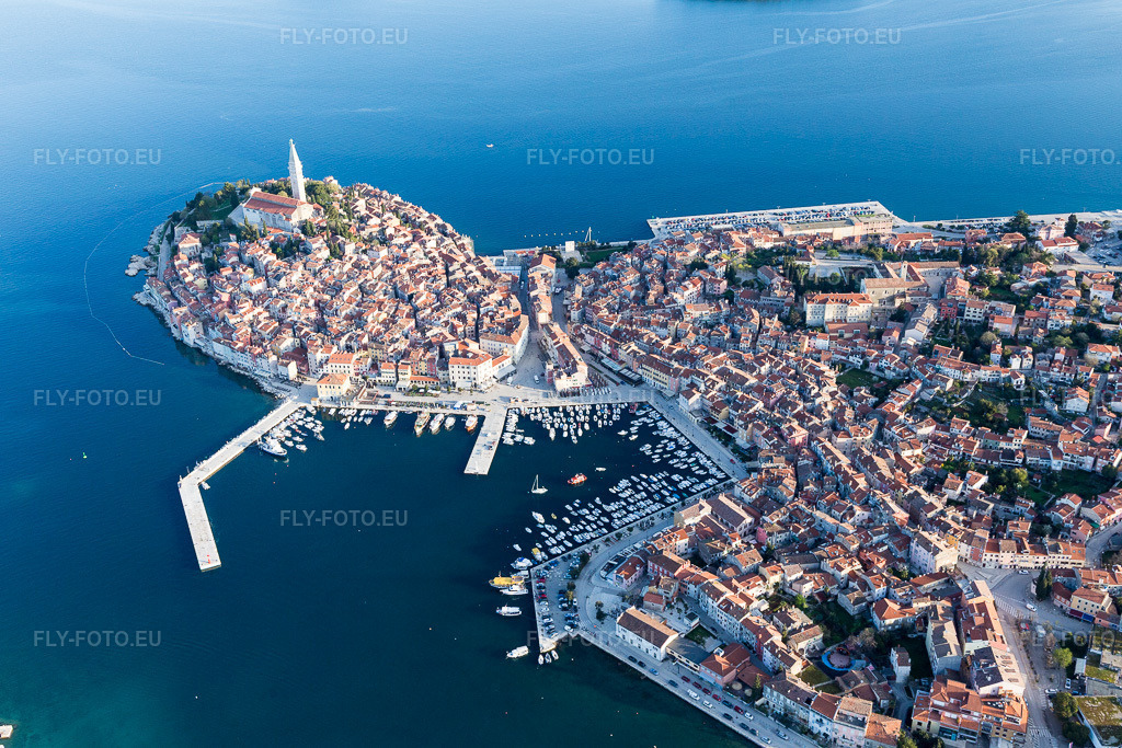 Vue aérienne: Vue de la ville à Rovinj dans le département Gespanschaft Istrien, Croatie. Photo: IMG_106278.jpg prise le 14/04/2018 par Werner Riehm/FLY-FOTO.eu – Résolution de l'original: 5472 x 3648 px