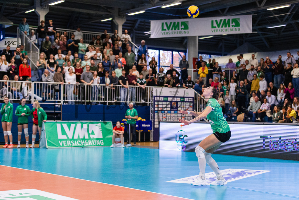 Volleyball, 1. Bundesliga Frauen, Hauptrunde, 1. Spieltag, Saison 2025/2026: USC Münster - SSC Palmberg Schwerin | 1. Bundesliga Frauen, Hauptrunde, 1. Spieltag, Saison 2025/2026, USC Münster empfängt SSC Palmberg Schwerin in der Sporthalle Berg Fidel in Münster. Foto: sportfotografie.ms | Markus Paletta - Realisiert mit Pictrs.com