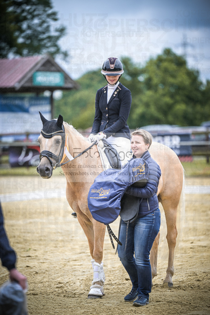 DOS_7720 | Entdecke hochwertige Reitturnierfotos von Foto Oger. Professionell, emotional und authentisch – jetzt Lieblingsmomente im Shop bestellen.Deutschlandweite Turnierfotografie. - Realisiert mit Pictrs.com