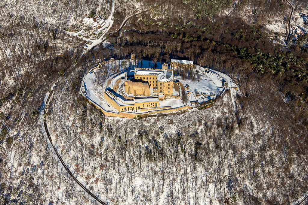 Luftbild: Winterlich schneebedeckte Burganlage des 