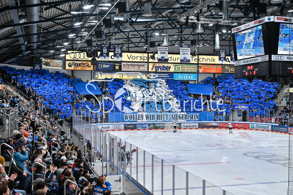 ERC Ingolstadt - EHC RB München | INGOLSTADT, GERMANY - 27. MAERZ: Fans der Hausherren machen zu Spielbeginn eine Choreo vor dem Match zwischen dem ERC Ingolstadt und dem EHC RB München bei Spiel 2 des DEL Playoff Viertelfinales in der Saturn Arena