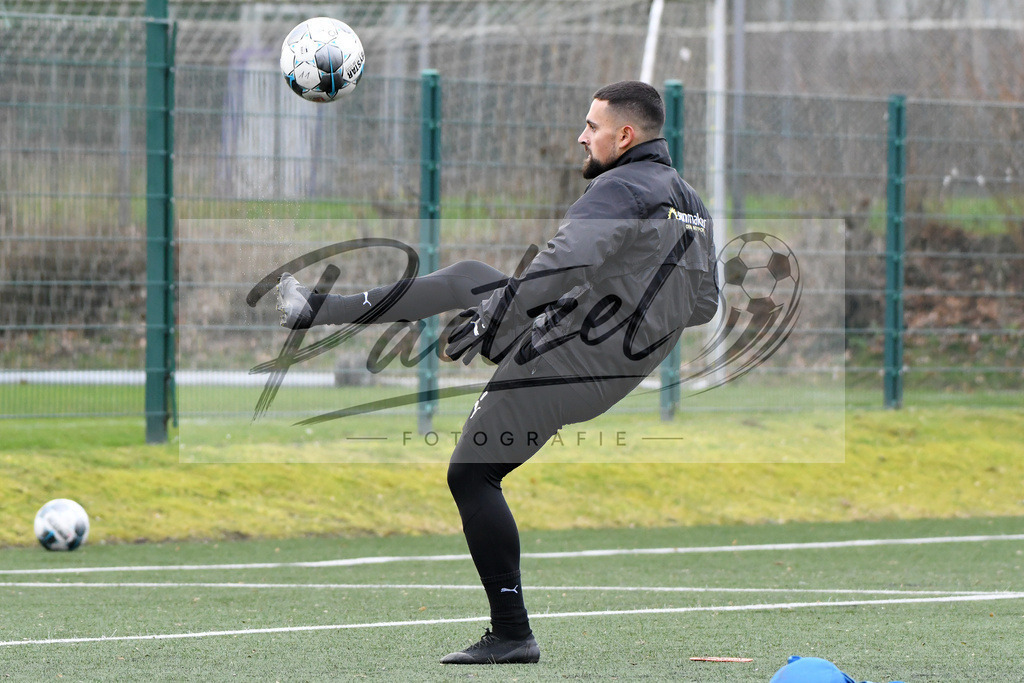 20200131_TRAOSN_0041 | Fußball, Herren: Marcos Alvarez (VfL Osnabrueck) in Aktion, am Ball, Einzelaktion waehrend der Trainingseinheit des VfL Osnabrueck im Sportpark Illoshoehe am 31.01.2020 in Osnabrueck, Deutschland. - Realisiert mit Pictrs.com